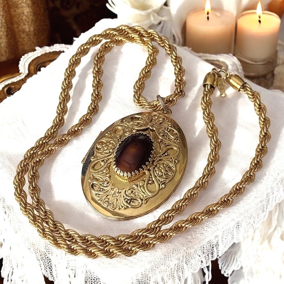 Elegant Gold Pendant Necklace/Locket - Picture 1 of 5